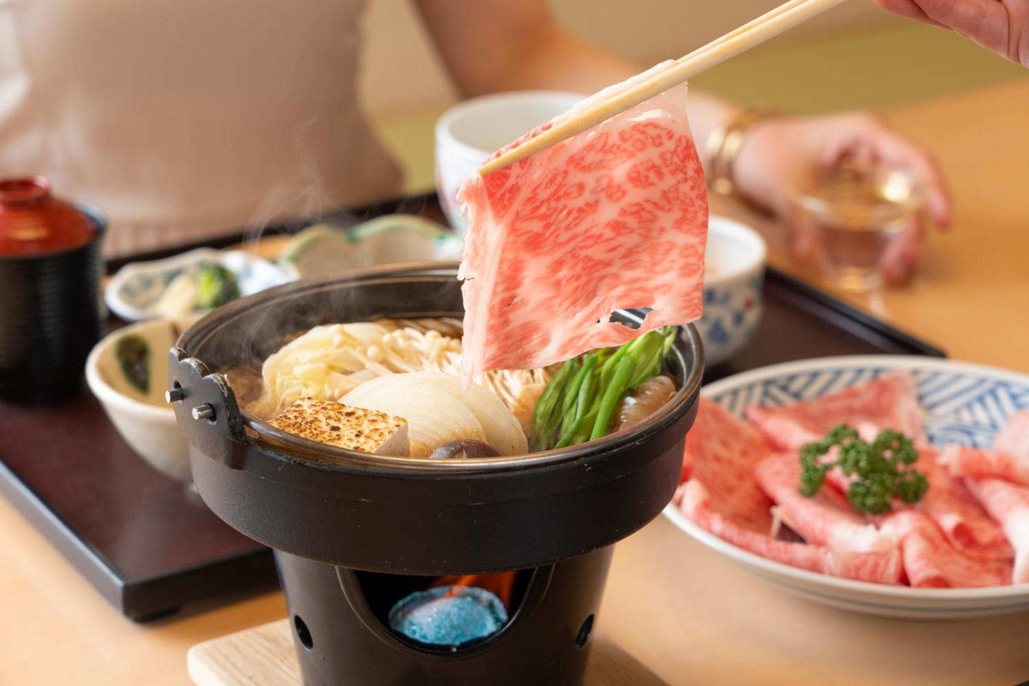 Hotel Associa Toyohashi Extérieur photo A piece of Kobe beef being cooked in a pot